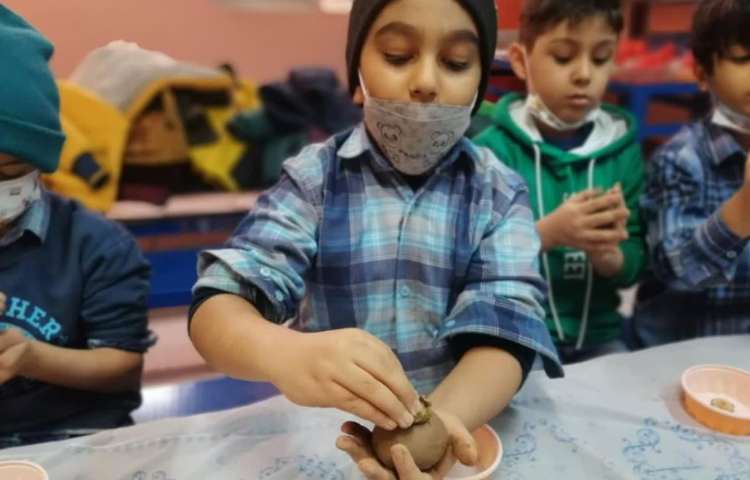 آموزش ساخت دست سازه خرمالو با گل سفالگری پیش دبستان 5
