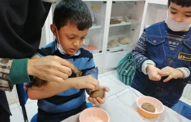 آموزش ساخت دست سازه خرمالو با گل سفالگری پیش دبستان 6