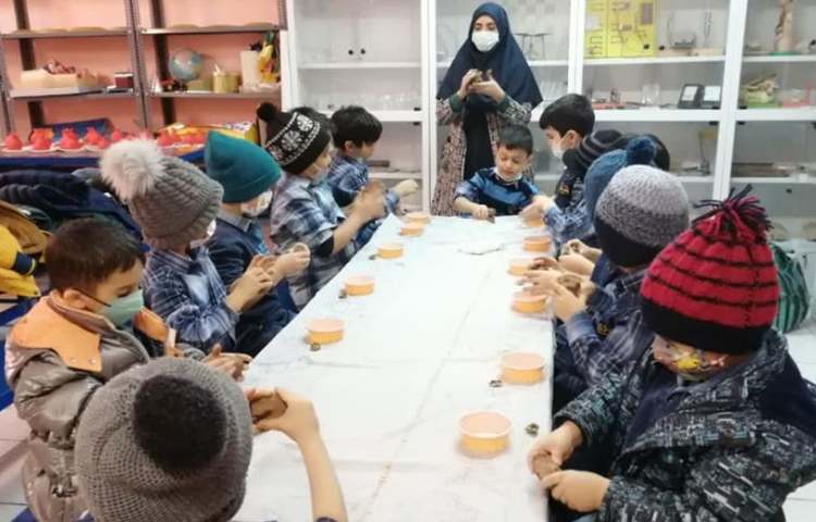 آموزش ساخت دست سازه خرمالو با گل سفالگری پیش دبستان 8