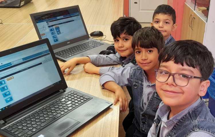 آموزش شناخت اشکال و مراحل ساخت آن با انجام بازی صفحه 104 کتاب 4