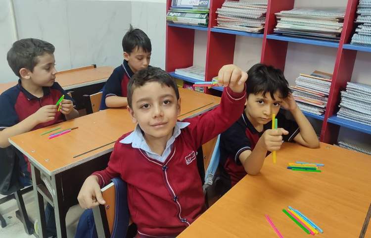 آموزش شکارش اعداد با استفاده از چوب‌خط در کلاس انجام شد. 1