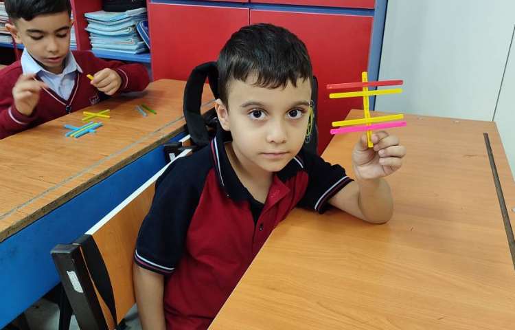 آموزش شکارش اعداد با استفاده از چوب‌خط در کلاس انجام شد. 2