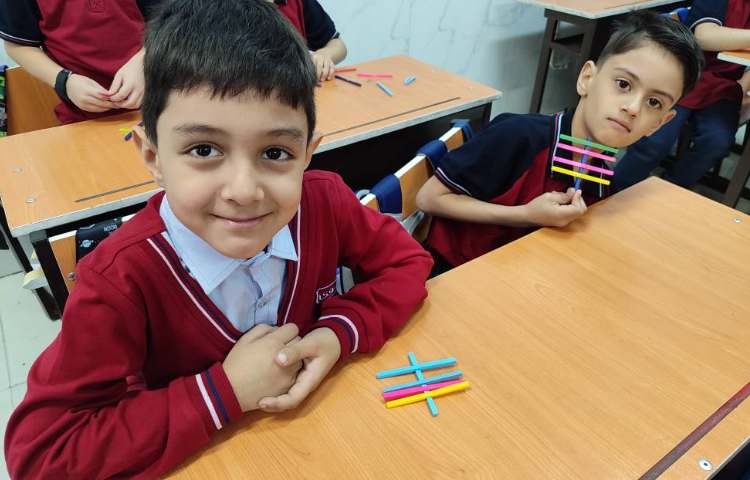 آموزش شکارش اعداد با استفاده از چوب‌خط در کلاس انجام شد. 3