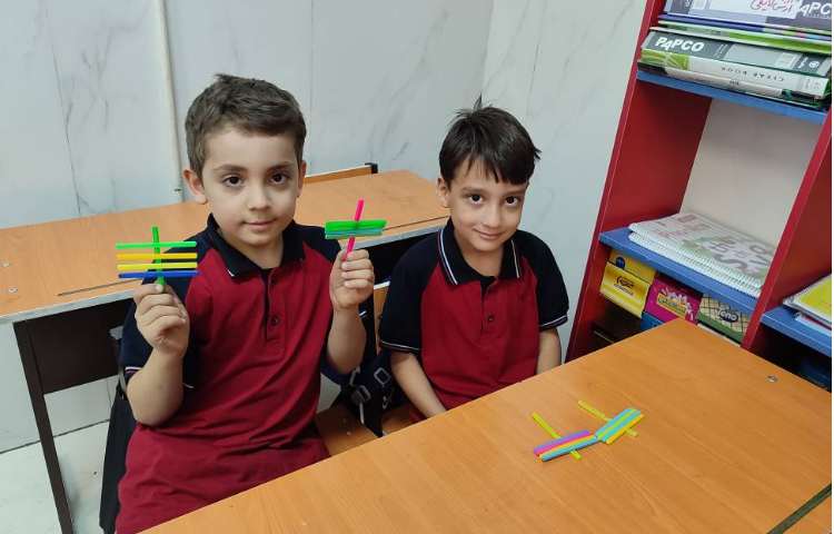 آموزش شکارش اعداد با استفاده از چوب‌خط در کلاس انجام شد. 4