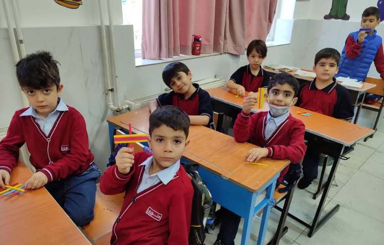 آموزش شکارش اعداد با استفاده از چوب‌خط در کلاس انجام شد. 5