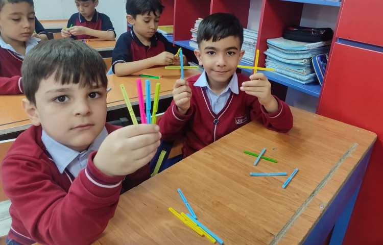 آموزش شکارش اعداد با استفاده از چوب‌خط در کلاس انجام شد. 6