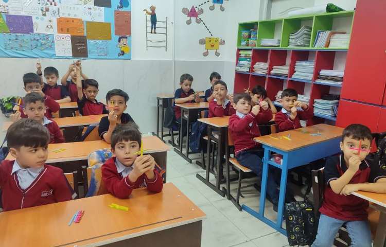 آموزش شکارش اعداد با استفاده از چوب‌خط در کلاس انجام شد.