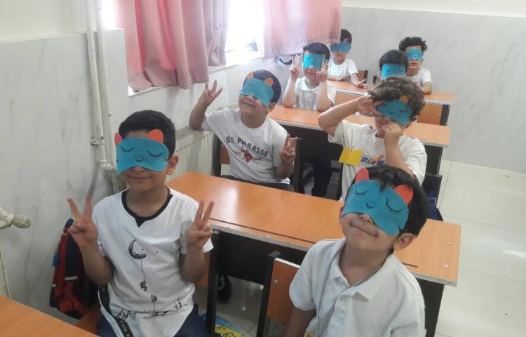 آموزش صحیح خوابیدن توسط کاردستی چشم بند 1