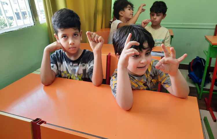 آموزش طرز صحیح دست گرفتن مداد گیری و خط زمینه 2