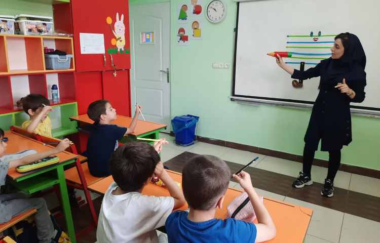 آموزش طرز صحیح دست گرفتن مداد گیری و خط زمینه