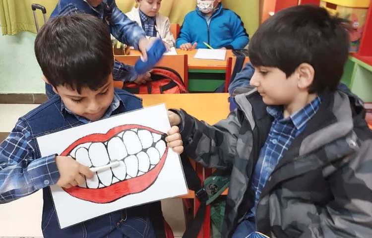 آموزش طریقه مسواک زدن و روز دندانپزشک پایه اول دبستان 2