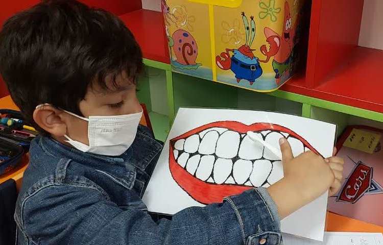 آموزش طریقه مسواک زدن و روز دندانپزشک پایه اول دبستان 3