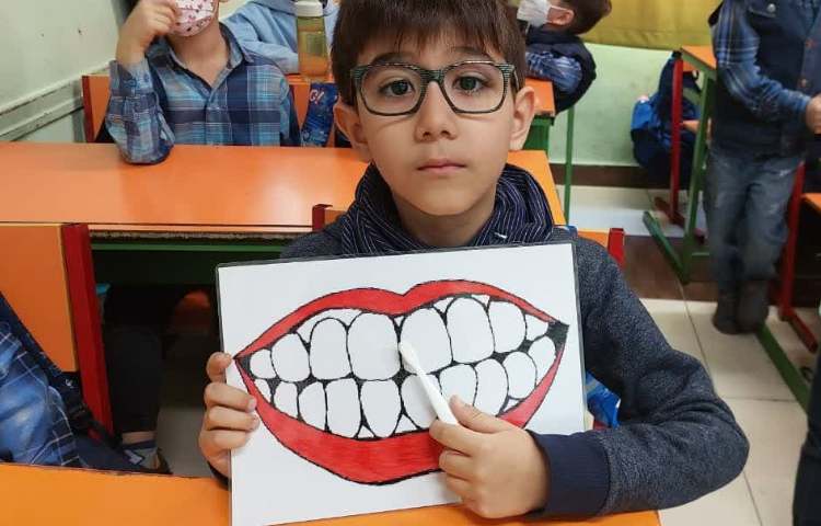 آموزش طریقه مسواک زدن و روز دندانپزشک پایه اول دبستان