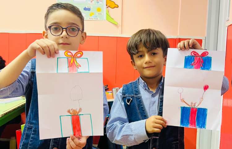 آموزش قورباغه بااشکال هندسی و کارت پستال برای روز پست و