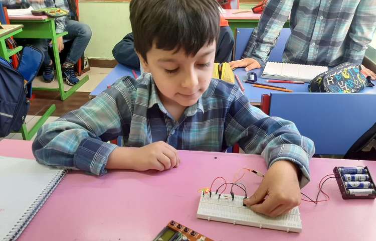 آموزش مدار الکتریکی در درس علوم پایه چهارم 7