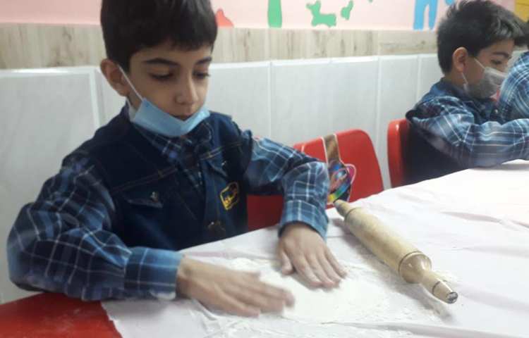 آموزش مراحل تهیه و پخت نان پایه دوم دبستان 17