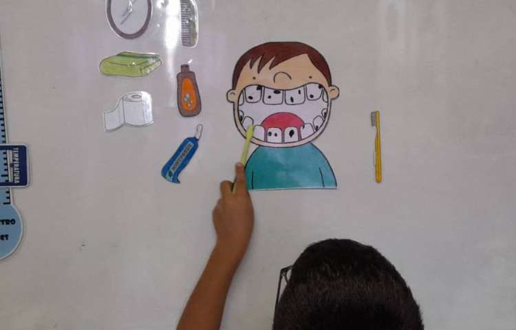 آموزش مسواک زدن و بهداشت فردی