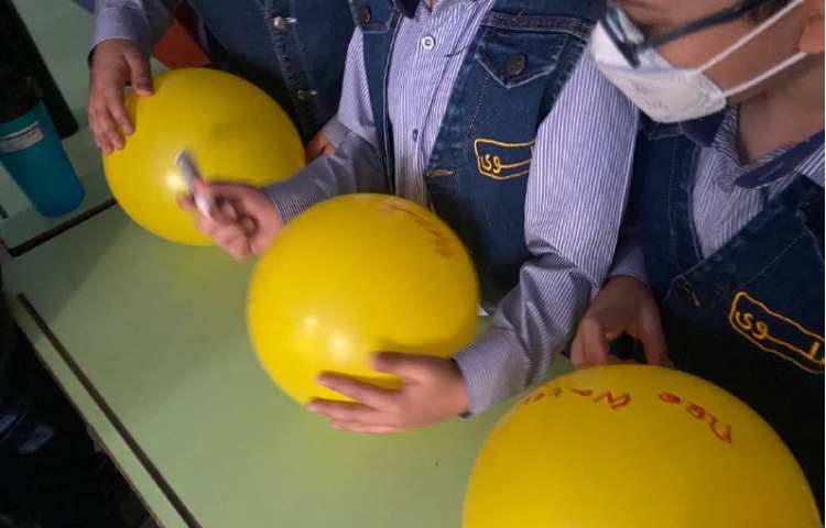 آموزش مشخصات living things به صورت مسابقه و‌نوشتن ان روی بادکنک 1