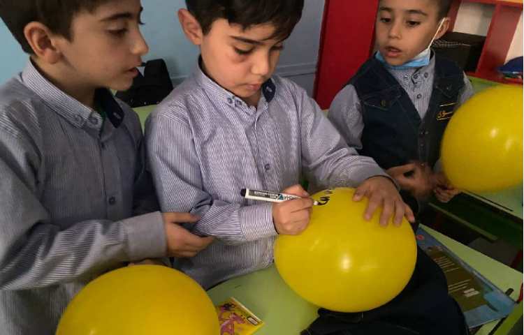 آموزش مشخصات living things به صورت مسابقه و‌نوشتن ان روی بادکنک