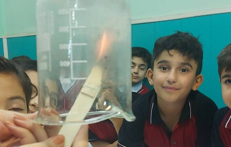 آموزش مفاهیم علوم به صورت عینی با انجام آزمایش و نمایش فیلم 2