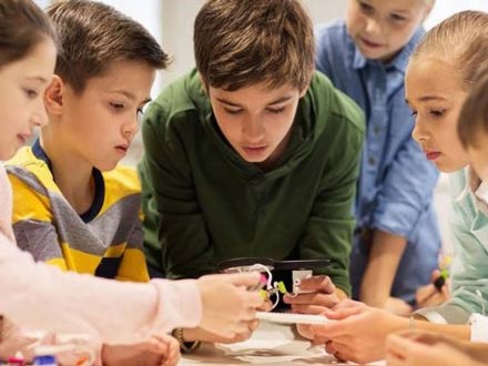 مراجعه به کتاب‌های آموزش مهارت حل مسئله به کودکان و نوجوانان