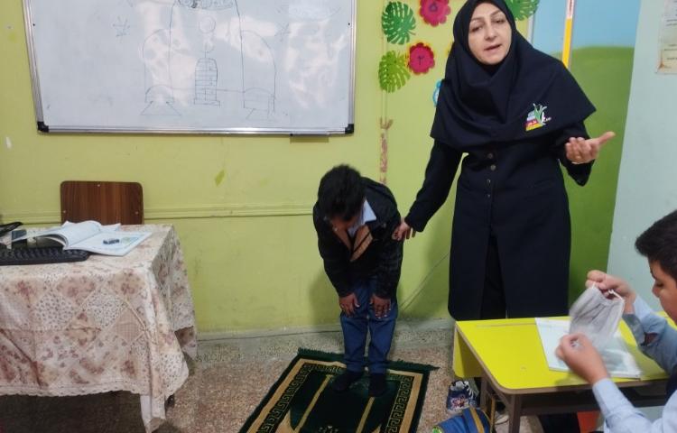 آموزش نماز در پایه سوم توسط سرکارخانم کریمی(مربی قرآن) 1