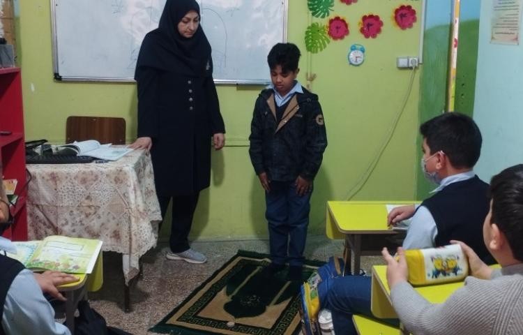 آموزش نماز در پایه سوم توسط سرکارخانم کریمی(مربی قرآن) 2