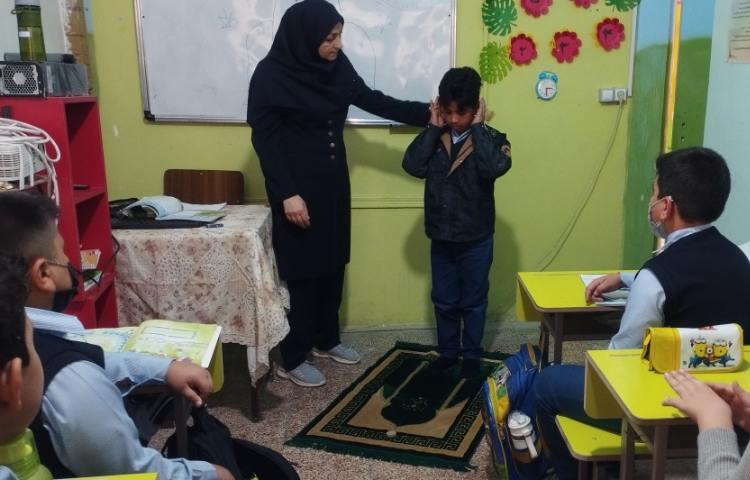 آموزش نماز در پایه سوم توسط سرکارخانم کریمی(مربی قرآن) 3