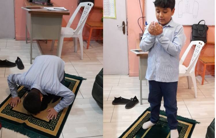 آموزش نماز در پایه سوم توسط سرکارخانم کریمی(مربی قرآن) 4