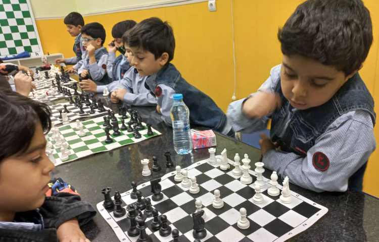 آموزش وزیر و طرز گرفتن مهره‌های حریف با آن 16