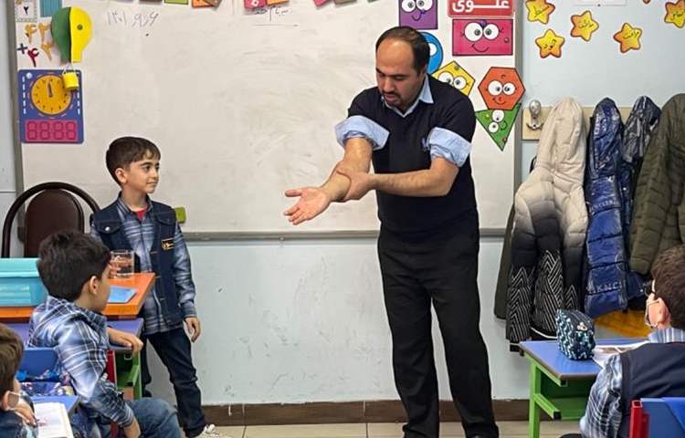 آموزش وضو دانش آموزان پایه دوم دبستان 5