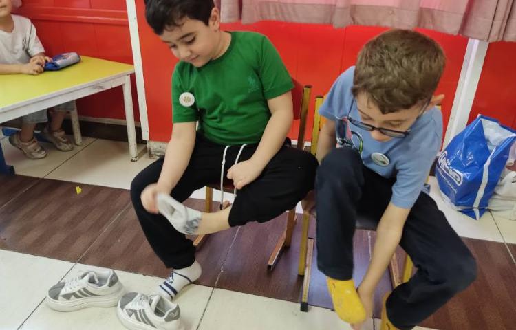 :آموزش و تمرین جوراب و کفش پا کردن به صورت مستقل 1