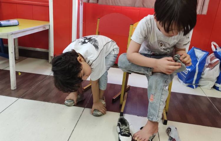 :آموزش و تمرین جوراب و کفش پا کردن به صورت مستقل 2