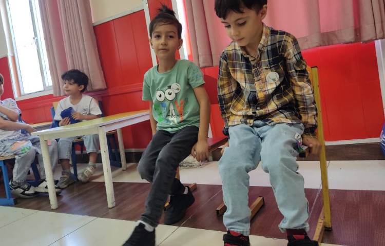 :آموزش و تمرین جوراب و کفش پا کردن به صورت مستقل 3