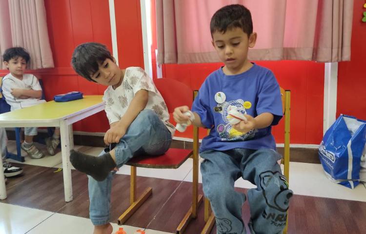 :آموزش و تمرین جوراب و کفش پا کردن به صورت مستقل 4