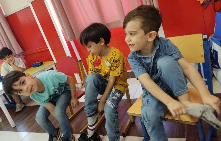 :آموزش و تمرین جوراب و کفش پا کردن به صورت مستقل 5