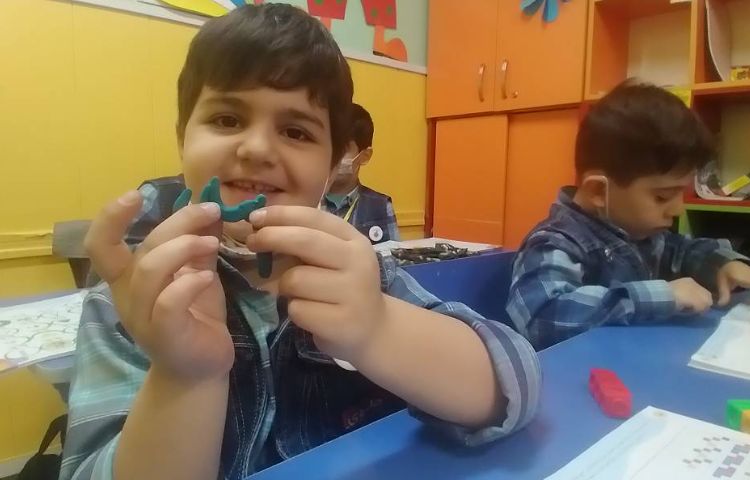 :آموزش پایه ریاضی،دست ورزی کار با خمیربازی ساخت عدد 3 و 4،کلاس پرتقال 4