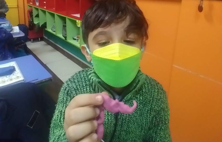 :آموزش پایه ریاضی،دست ورزی کار با خمیربازی ساخت عدد 3 و 4،کلاس پرتقال 7