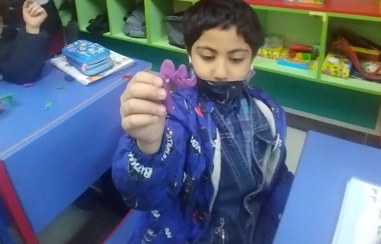 :آموزش پایه ریاضی،دست ورزی کار با خمیربازی ساخت عدد 3 و 4،کلاس پرتقال 8