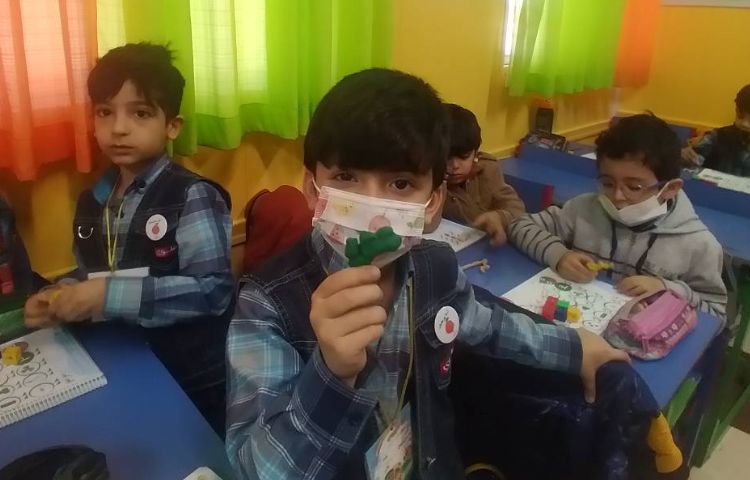 :آموزش پایه ریاضی،دست ورزی کار با خمیربازی ساخت عدد 3 و 4،کلاس پرتقال 9