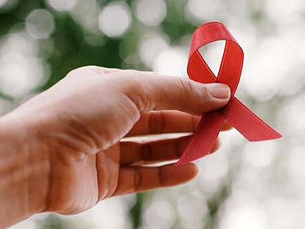 ضرورت آموزش پیشگیری از ایدز به دانش‌آموزان دوره‌ی متوسطه