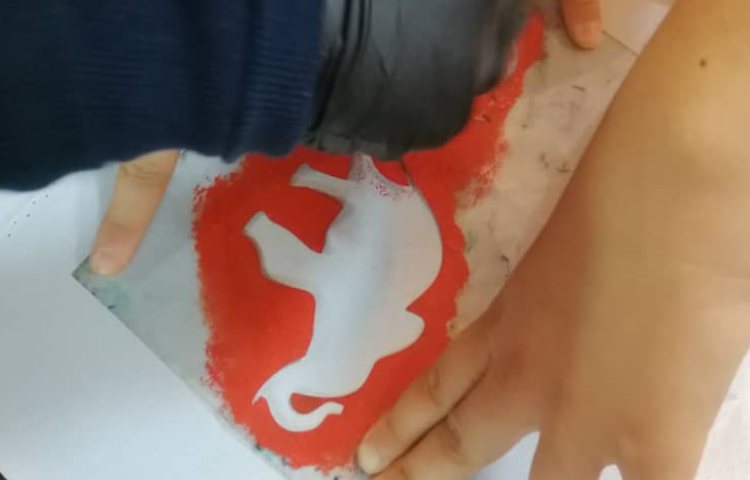 آموزش چاپ با شابلون روی تی شرت و پارچه 2