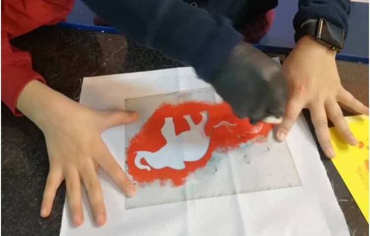 آموزش چاپ با شابلون روی تی شرت و پارچه 4