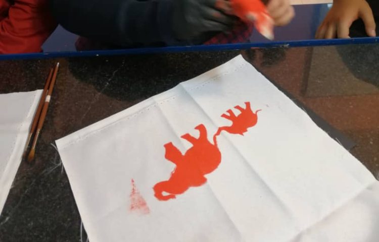 آموزش چاپ با شابلون روی تی شرت و پارچه 5