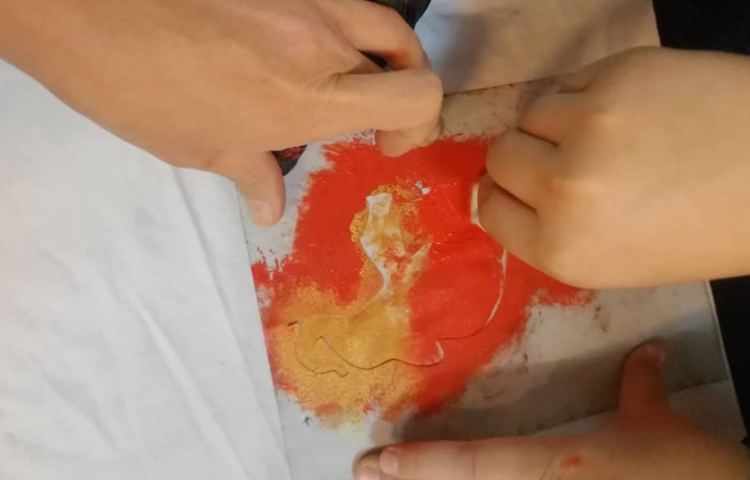 آموزش چاپ با شابلون روی تی شرت و پارچه