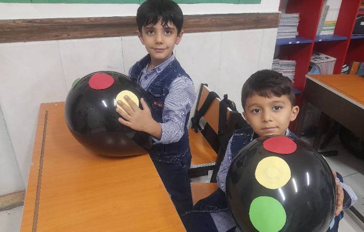 آموزش چراغ راهنما با کاردستی 3