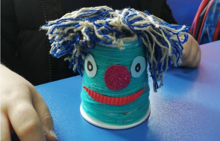 آموزش کاردستی عروسک با لیوان کاغذی 2