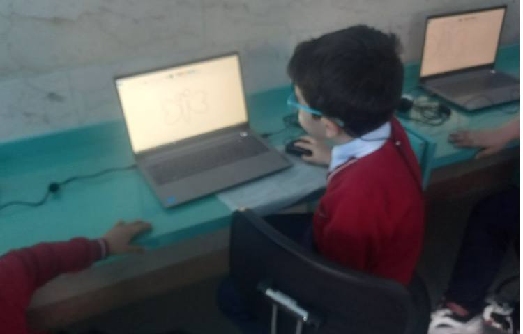 آموزش کامپیوتر : کشیدن پروانه در محیط paint 4