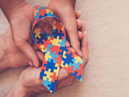 آیا مدرسه معمولی برای اوتیسم مناسب است؟