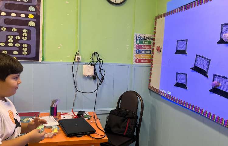 ابتدا بچه ها پرسش ها را پاسخ می دهند سپس توپ رو به سمت دروازه ها پرت میکنند 1